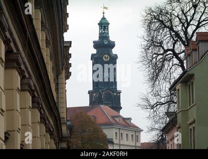 Weimar, Deutschland. 15 Nov, 2019. Blick von der Marstallstraße in der Stadt Burg. Seit dem Sommer 2018, der ehemaligen Residenz der Herzöge von Sachsen-Weimar und Eisenach wurde wegen einer kompletten Renovierung geschlossen. Unter anderem die Besucher Portal der Klassik Stiftung Weimar wird im Erdgeschoss gebaut werden. Die geplante Wiedereröffnung des Schloss und Museum ist 2023. Credit: Soeren Stache/dpa-Zentralbild/ZB/dpa/Alamy leben Nachrichten Stockfoto