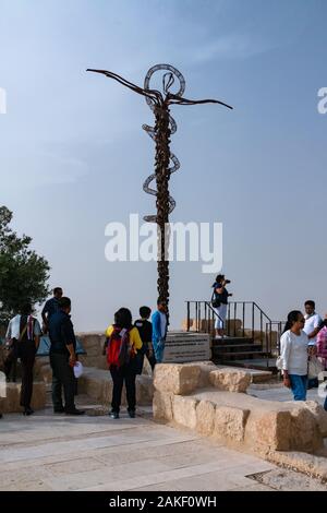 Nebo, Jordanien. Okt, 2018 18. Blick auf die Schlange kreuz Skulptur auf dem Berg Nebo es von der italienischen Künstlers Giovanni Fantoni entwickelt wurde. Berg Nebo, auf Arabisch Djebel Nibu, ist ein 817 Meter hoher Berg nordöstlich des Toten Meeres, direkt gegenüber von Jericho. Von hier aus, Mose wird gesagt über das gelobte Land blickte zu haben, bevor er starb. Quelle: Stephan Schulz/dpa-Zentralbild/ZB/dpa/Alamy leben Nachrichten Stockfoto