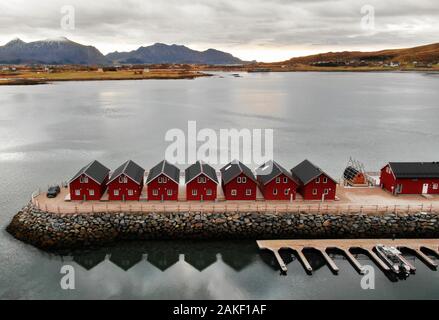 Landschaft der Lofoten mit Rorbuer, Häuser von Fischern genutzt. Verwenden Sie für die Fischerei hat sich verringert und das Gehäuse wird nun an Touristen zu vermieten Stockfoto