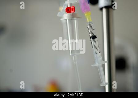 Tropfen Sie auf den Patienten im Krankenhaus Stockfoto