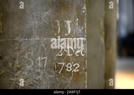 Rochester, Kent, Großbritannien. Rochester Kathedrale (1080AD: Großbritannien die zweitälteste gegründeten AD604) frühen Graffiti in Stein im Innenraum' JJ - 2 Dez geschnitzt Stockfoto