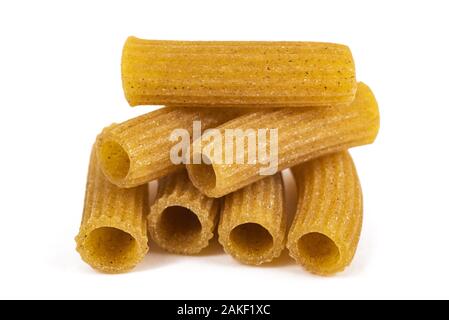 Rustikale rigatoni Nudeln auf weißem Hintergrund Stockfoto