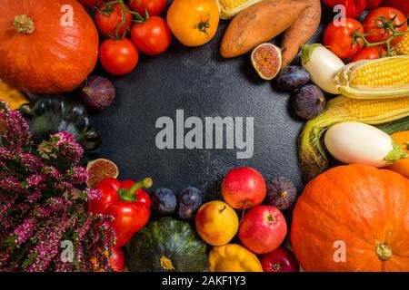 Herbst Hintergrund mit gesunden Lebensmitteln Gemüse und Früchte. Herbstliche Früchte Gemüse. Thanksgiving Day Konzept. Ansicht von oben, kopieren Raum Stockfoto
