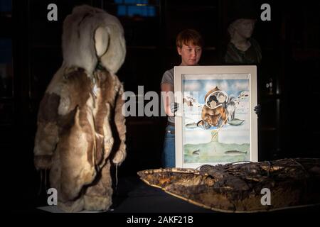 Ein Mitarbeiter hält' Es gibt ein Anderes" von Andrew Qappik 2012, neben des Kindes Klage der Caribou Fell und einem North West Grönländisch Inughuit Schlitten aus Narwalzahn, Caribou Knochen und Treibholz, während der Vorschau der Arktis: Kultur und Klima Ausstellung im British Museum in London, die vom 28. bis 23. August 2020 ausgeführt wird. Stockfoto