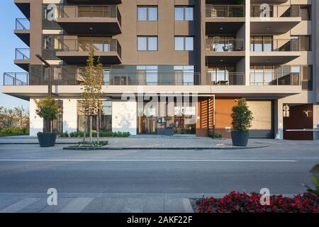Belgrad, Serbien Oktober 15, 2019: Belgrad Waterfront Vista Residenzen, Eingang. Modernes Gebäude Fassade in Belgrad. Neue Siedlung in Belg Stockfoto