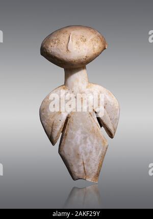 Antike griechische Kykladen-Figur, Kilia Typ ('Stargazer'). Kilia, Gallipoli, Türkei, ca. 4360-3500 v. Chr.. Museum für Kykladische Kunst in Athen, Grau Backgroun Stockfoto