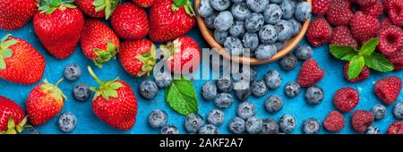 Frische Beeren Erdbeere, Heidelbeere, Himbeere. Verschiedene frische Sommer Beeren. Ansicht von oben Stockfoto