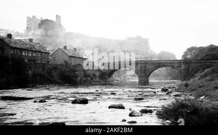 Fluss Swale und Schloss, Richmond, Yorkshire in den 1940/50 s Stockfoto