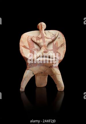 Terra Cotta Mycenaean cult Figur auf einem Stativ Sitz, bei Delphi, 1400-1050 v. Chr., Delphi Nationalen Archäologischen Museum gefunden sitzt. Gegen schwarze Stockfoto