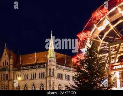 Ecke des Rathaus der Stadt Braunschweig mit einem Teil eines sich bewegenden Riesenrad Stockfoto