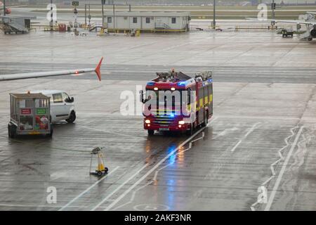 Feuerwehrmotor/Gerät/Rettungsdienst/Feuerwehr/Ersthelfer, nehmen an einem Flugzeug/Flugzeug/Flugzeug, nachdem ein Passagier während eines Rückflugs zum Flughafen krank geworden ist/krank geworden ist. Anschließend wurde ein Notarztwagen eingesetzt. GROSSBRITANNIEN (115) Stockfoto