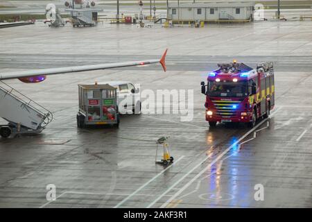 Feuerwehrmotor/Gerät/Rettungsdienst/Feuerwehr/Ersthelfer, nehmen an einem Flugzeug/Flugzeug/Flugzeug, nachdem ein Passagier während eines Rückflugs zum Flughafen krank geworden ist/krank geworden ist. Anschließend wurde ein Notarztwagen eingesetzt. GROSSBRITANNIEN (115) Stockfoto