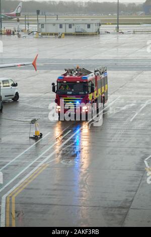 Feuerwehrmotor/Gerät/Rettungsdienst/Feuerwehr/Ersthelfer, nehmen an einem Flugzeug/Flugzeug/Flugzeug, nachdem ein Passagier während eines Rückflugs zum Flughafen krank geworden ist/krank geworden ist. Anschließend wurde ein Notarztwagen eingesetzt. GROSSBRITANNIEN (115) Stockfoto