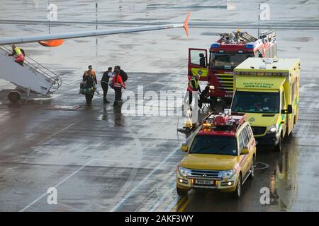 Rettungskräfte, Sanitäter, Rettungswagen Sanitäter nehmen an einem Flugzeug/Flugzeug/Flugzeug, nachdem ein Passagier während eines Rückflugs zum Flughafen krank geworden ist/krank geworden ist. England Großbritannien (115) Stockfoto