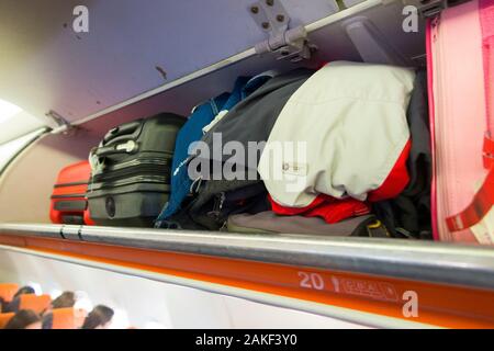 Gepäckfächer/Schließfächer/Fächer/Fächer für Passagiere zum Verstauen von Taschen im Handgepäck auf einem Easyjet Airbus A320- oder A319-Flugzeug. (105) Stockfoto