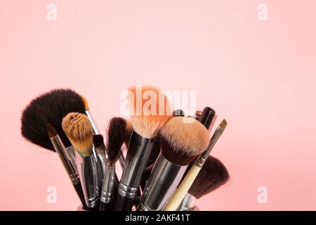 Satz von Make-up-Pinsel in verschiedenen Größen auf rosa Hintergrund Stockfoto