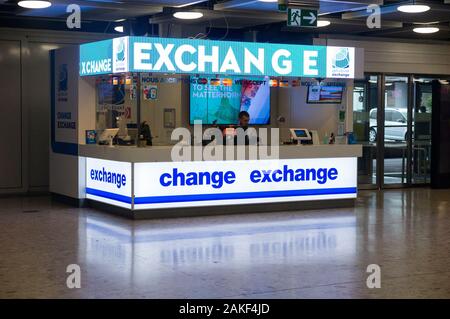 Global Exchange Foreign Exchange Services Bureau de Change Office beim Abflug Check in / Haupthalle / Ankunftsbereich des Flughafens Genf. Schweiz. (115) Stockfoto