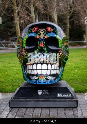 PARIS, Frankreich - 8. JANUAR 2020: "exicraneos" Ausstellung von riesigen Schädel gemalt und von den Mexikanischen Künstler im Parc de la Villette statt eingerichtet. Stockfoto