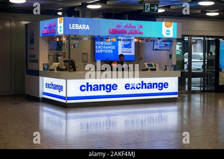 Global Exchange Foreign Exchange Services Bureau de Change Office beim Abflug Check in / Haupthalle / Ankunftsbereich des Flughafens Genf. Schweiz. (115) Stockfoto