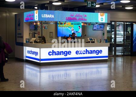 Global Exchange Foreign Exchange Services Bureau de Change Office beim Abflug Check in / Haupthalle / Ankunftsbereich des Flughafens Genf. Schweiz. (115) Stockfoto