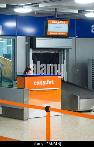 Easyjet Passagiere Schreibtisch für Pkw in ihren besonderen oder über Größe zu überprüfen, übergroßem Gepäck, Koffer/Anzug Koffer. Flughafen, Schweiz. (115) Stockfoto