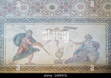 PAPHOS, ZYPERN - Juni 08, 2018: Boden Mosaik, der Mythos über Neptun und Amymone in der Villa Dionysos. Paphos Archäologischen Park. Zypern Stockfoto