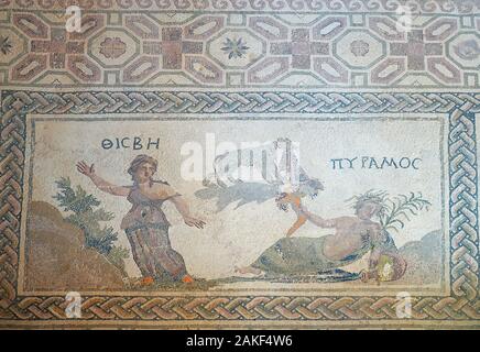 PAPHOS, ZYPERN - Juni 08, 2018: Boden Mosaik der myphological Liebesgeschichte von Pyramos und Thisbe in der Villa Dionysos. Paphos Archäologische Stockfoto