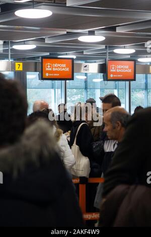 Easyjet Passagiere in Warteschlange/Queuing/Warteschlangen/Wartebereich, in ihrem Fall, Gepäck, Koffer/Anzug Koffer und Handgepäck. Flughafen, Schweiz. (115) Stockfoto