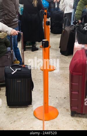 Easyjet Passagiere in Stretch-gürtel Barriere gesteuert Warteschlangen-/Queuing/Warteschlangen/Wartebereich im Gepäck und Koffer Koffer am Flughafen zu überprüfen. (115) Stockfoto
