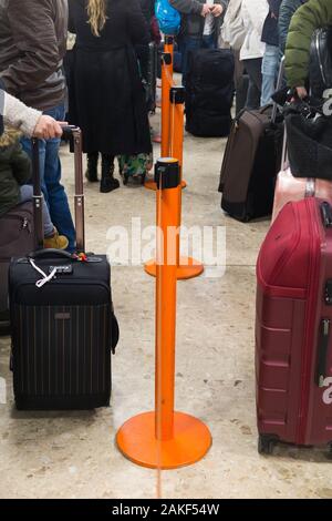 Easyjet Passagiere in Stretch-gürtel Barriere gesteuert Warteschlangen-/Queuing/Warteschlangen/Wartebereich im Gepäck und Koffer Koffer am Flughafen zu überprüfen. (115) Stockfoto