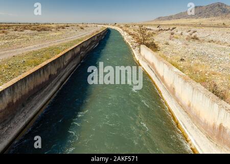 Wasser, das in einem bewässerungskanal in Kirgisistan, Bewässerungskanal Chuy Provinz Stockfoto