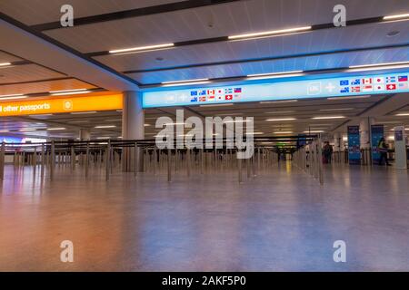 Einwanderung Pass- und Grenzkontrollen Rezeption, Queuing/queue Leiteinrichtungen und UK Border force Toren bei North Terminal, Gatwick Airport. London. UK. (115) Stockfoto