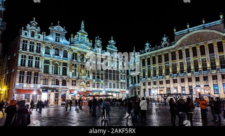 Brüssel, Belgien, Italien, 15. November 2019: Night Shot von beleuchteten Fassaden auf dem Grand Place oder den Platz auch in Englisch oder Grote Markt oder Gr verwendet Stockfoto