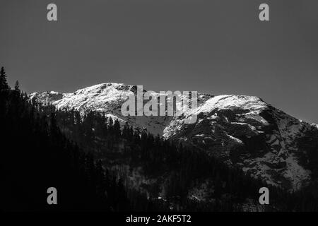 Schwarze und weiße Landschaft Foto eines schneebedeckten Gipfel Stockfoto