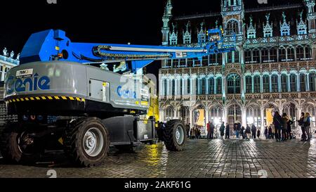 Brüssel, Belgien, Italien, 15. November 2019: Night Shot der Teleskoparm heben der Maschine stehend auf dem Grand Place oder Quadratisch oder Grote Markt oder Grand Stockfoto