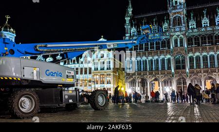 Brüssel, Belgien, Italien, 15. November 2019: Night Shot der Teleskoparm heben der Maschine stehend auf dem Grand Place oder Quadratisch oder Grote Markt oder Grand Stockfoto