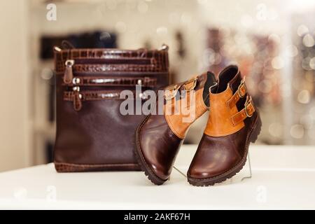 Modische Damen Leder Schuhe und Tasche auf dem Regal im Schuhgeschäft. Kopieren Sie Platz. Stockfoto