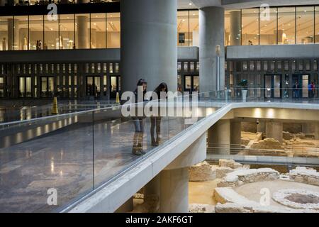 Athen, Griechenland - Dez 20, 2019: Besucher im alten Athen unterhalb der New Acropolis Museum, Athen, Griechenland offenbart, Stockfoto