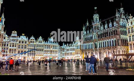 Brüssel, Belgien, Italien, 15. November 2019: Night Shot von beleuchteten Fassaden auf dem Grand Place oder den Platz auch in Englisch oder Grote Markt oder Gr verwendet Stockfoto