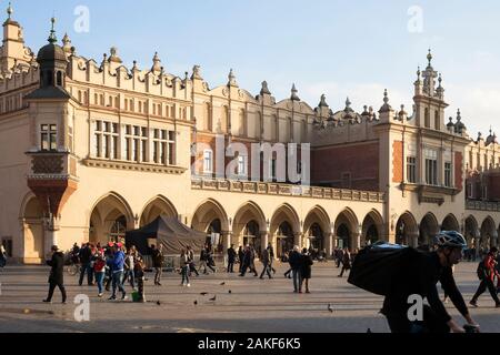 Marienbasilika (Kosciot Mariacki) in Rynek Glowny, Hauptmarktplatz mit Draperhalle, Krakow, Polen Stockfoto
