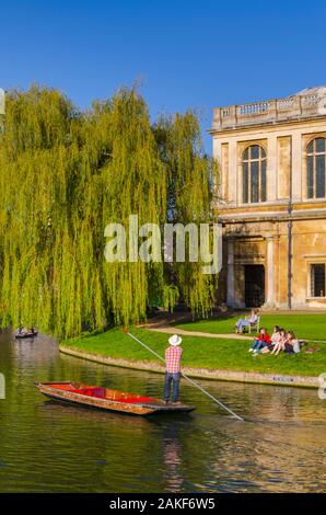 Großbritannien, England, Cambridgeshire, Cambridge, dem Rücken, den Fluss Cam, Trinity College, Stochern Stockfoto