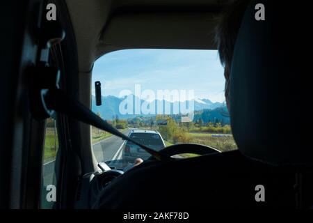 Blick vom Rücksitz eines gemeinsamen Taxis, das nach Süden in die hohe Tatra, Poprad, Slowakei fährt Stockfoto