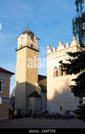 Renaissance-Kirchturm und -Kirche auf dem Hauptplatz von Spisska Sobota in Poprad, Slowakei Stockfoto
