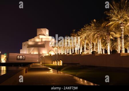 'Museum der islamischen Kunst" entfernt am Meer entlang der Corniche in Doha, Katar, Naher Osten Stockfoto