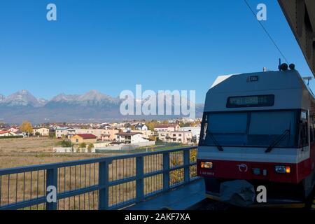 Intercity-Züge warten am Bahnsteig in Poprad mit der hohen tatra im Hintergrund. Poprad. Slowakei. Stockfoto