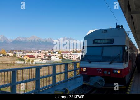 Intercity-Züge warten am Bahnsteig in Poprad mit der hohen tatra im Hintergrund. Poprad. Slowakei. Stockfoto