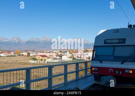 Intercity-Züge warten am Bahnsteig in Poprad mit der hohen tatra im Hintergrund. Poprad. Slowakei. Stockfoto