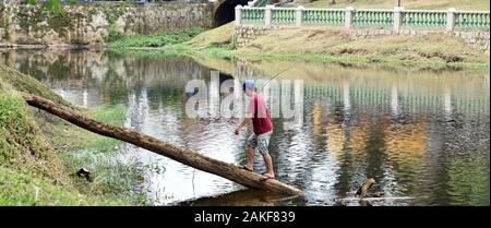 Fluss mit Fisher auf einem Baum in morrentes Brasil in einem sonnigen Szene Stockfoto