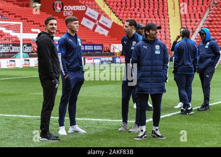 5. Januar 2020, das Tal, London, England; Emirates FA Cup, Charlton Athletic v West Bromwich Albion: Westbrom player prüfen Sie die Tonhöhe vor ko Credit: Phil Westlake/News Bilder Stockfoto