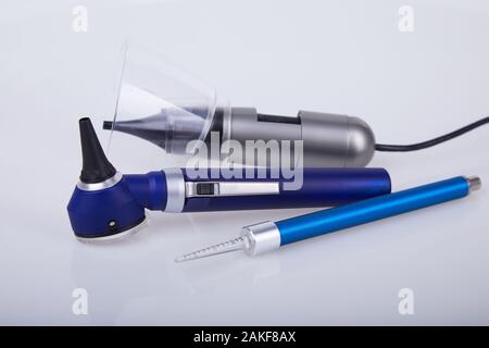 Medizinische Instrumente für die HNO-Arzt auf Weiß. Eine Reihe von otolaryngologist Instrument. Stockfoto